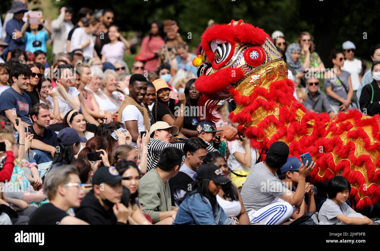 Edinburgh, Großbritannien. 17.. Juli 2022. Während des Edinburgh Festival Carnival in Edinburgh, Großbritannien, 17. Juli 2022, interagieren Menschen mit Löwentanzdarstellern. Mehr als 800 Darsteller aus der ganzen Welt, darunter über 300 aus China, brachten am Sonntagnachmittag das Spektakel des Edinburgh Festival Carnival mit, da die Hauptdurchgangsstraße von Edinburgh, Schottlands Hauptstadt, voller Musik und Farbe war. ZUM ARTIKEL „Feature: Chinese Performance Dazzles at Edinburgh Festival Carnival“ Credit: Li Ying/Xinhua/Alamy Live News Stockfoto