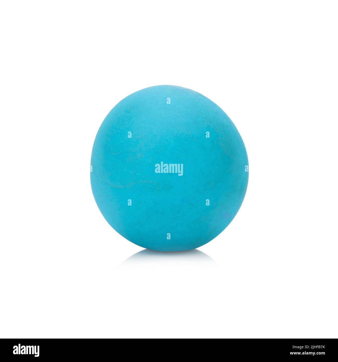 Knetmasse einzelne himmelblaue Kugel auf weißem Hintergrund Nahaufnahme. Stockfoto