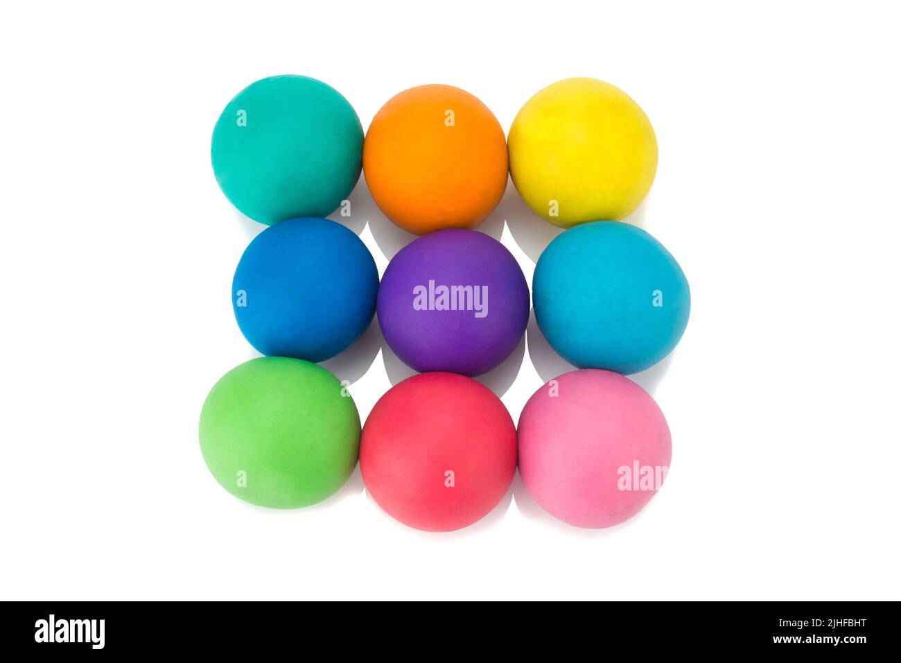 Plastilin Ton bunte Kugel Regenbogen auf weißem Hintergrund Nahaufnahme. Stockfoto