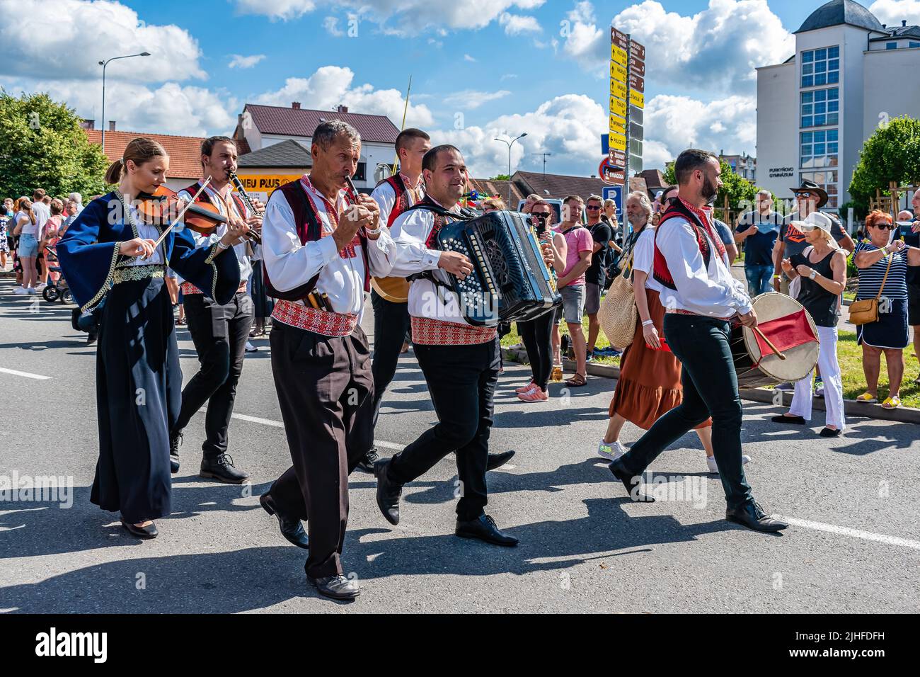 Straznice, Tschechische Republik - 25. Juni 2022 Internationales Folklore-Festival. Serbische Folklore-Ensemble auf dem Festival in Straznica Stockfoto