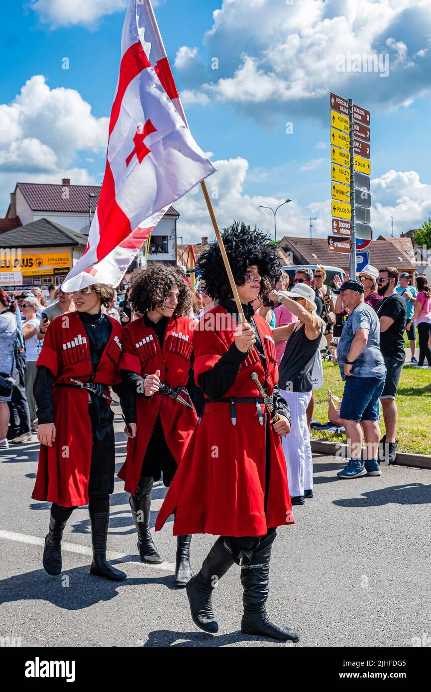 Straznice, Tschechische Republik - 25. Juni 2022 Internationales Folklore-Festival. Georgische Folklore-Ensemble auf dem Festival Stockfoto