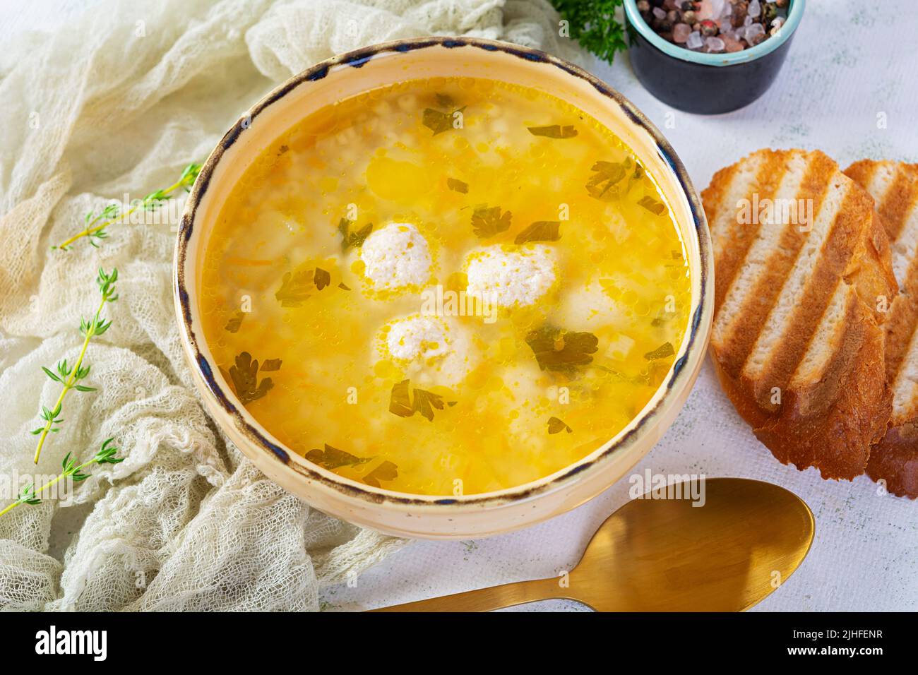 Cremige Suppe mit Hühnerfleischbällchen. Fleischbällersuppe in einer Schüssel Stockfoto