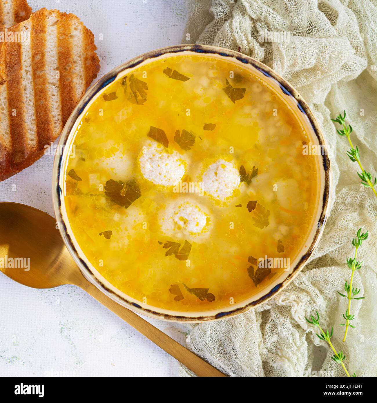 Cremige Suppe mit Hühnerfleischbällchen. Fleischbällersuppe in einer Schüssel Stockfoto