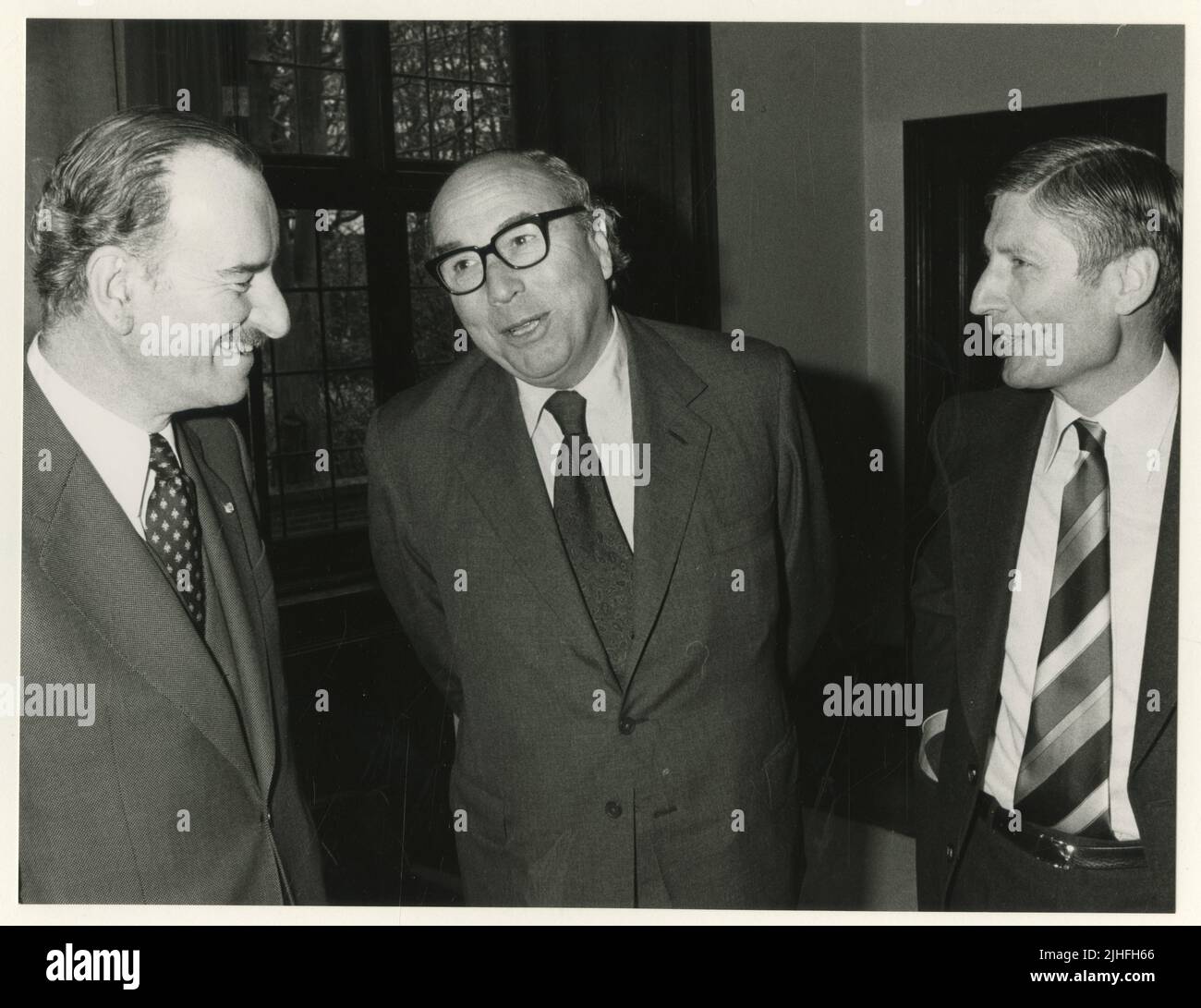 1978-03-21 00:00:00 der Präsident der Europäischen Kommission - der Exekutivausschuss der Europäischen Gemeinschaft -, Roy Jenkins (M.), besucht Premierminister Prof. AAM van Agt (r.) und den Außenminister, Chr. A. van der Klaauw (l.), NL780321/11, 1978 III 24, QAB2,Veranstaltungen/Besucher im Ausland, QAK1,Regierung und Politik/Internationale Politik, Agt, AAM van, Jenkins, Roy, Klaauw, CA van der netherlands Out - belgien Out Stockfoto