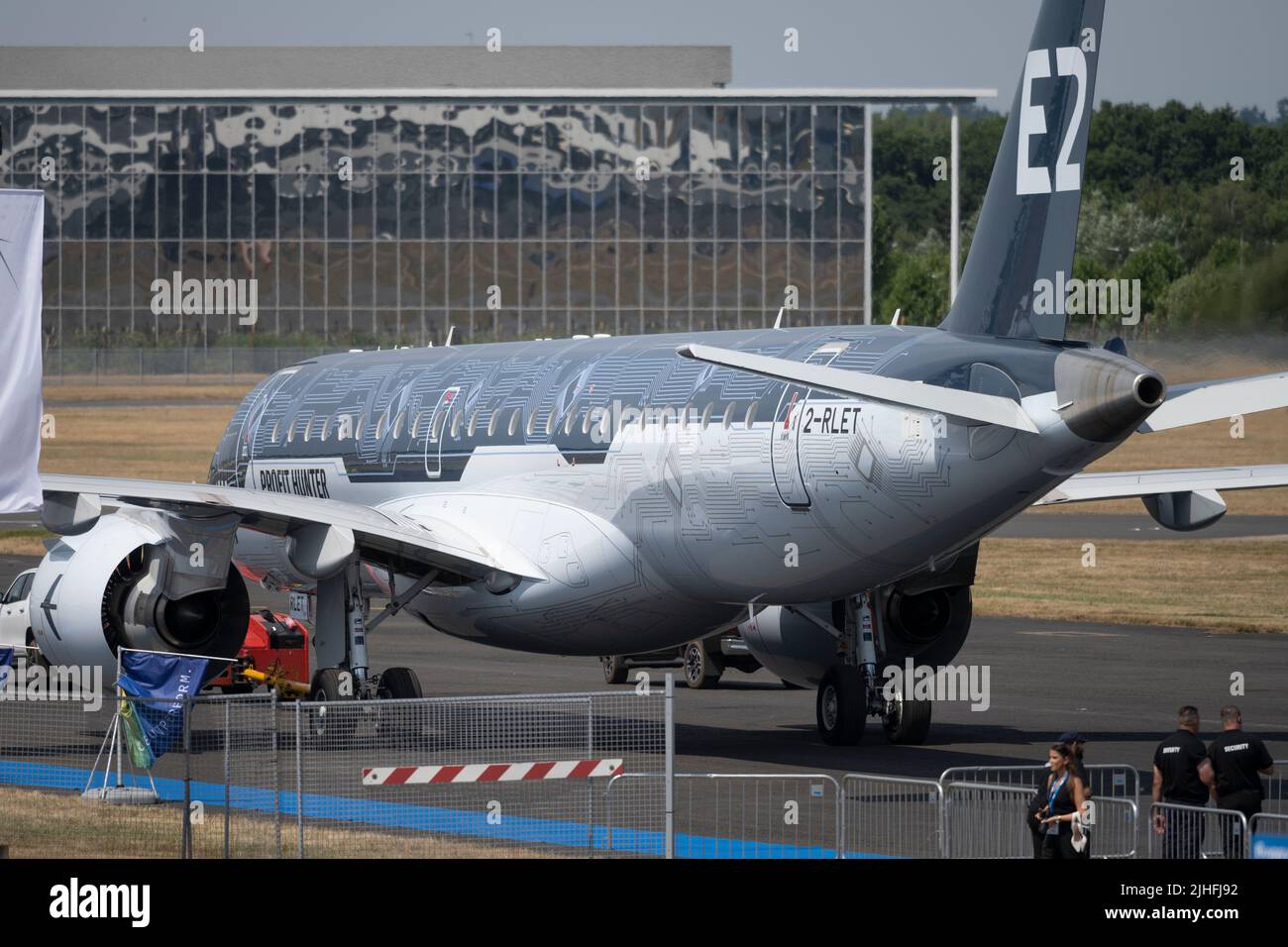 Farnborough, Hampshire, Großbritannien. 18. Juli 2022. Die Farnborough International Trade Airshow 2022 wird auf dem Höhepunkt der Hitzewelle eröffnet, die derzeit den Süden Großbritanniens mit Temperaturen von bis zu 40 Grad erreicht. Die großen Flugzeughersteller Airbus und Boeing konkurrieren auf der Messe, die bis zum 22. Juli läuft, um neue Verkäufe. Bild: Embraer E190-E2 Demonstrator-Flugzeug 2-RLET lackiert in Profit Hunter Lackierung. Quelle: Malcolm Park/Alamy Live News Stockfoto