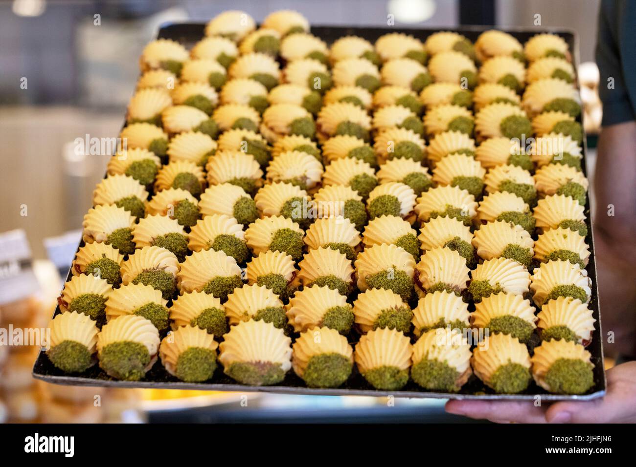 Pistazien-Kekse. Gebäck. Süße Kekse frisch aus dem Ofen. Stockfoto