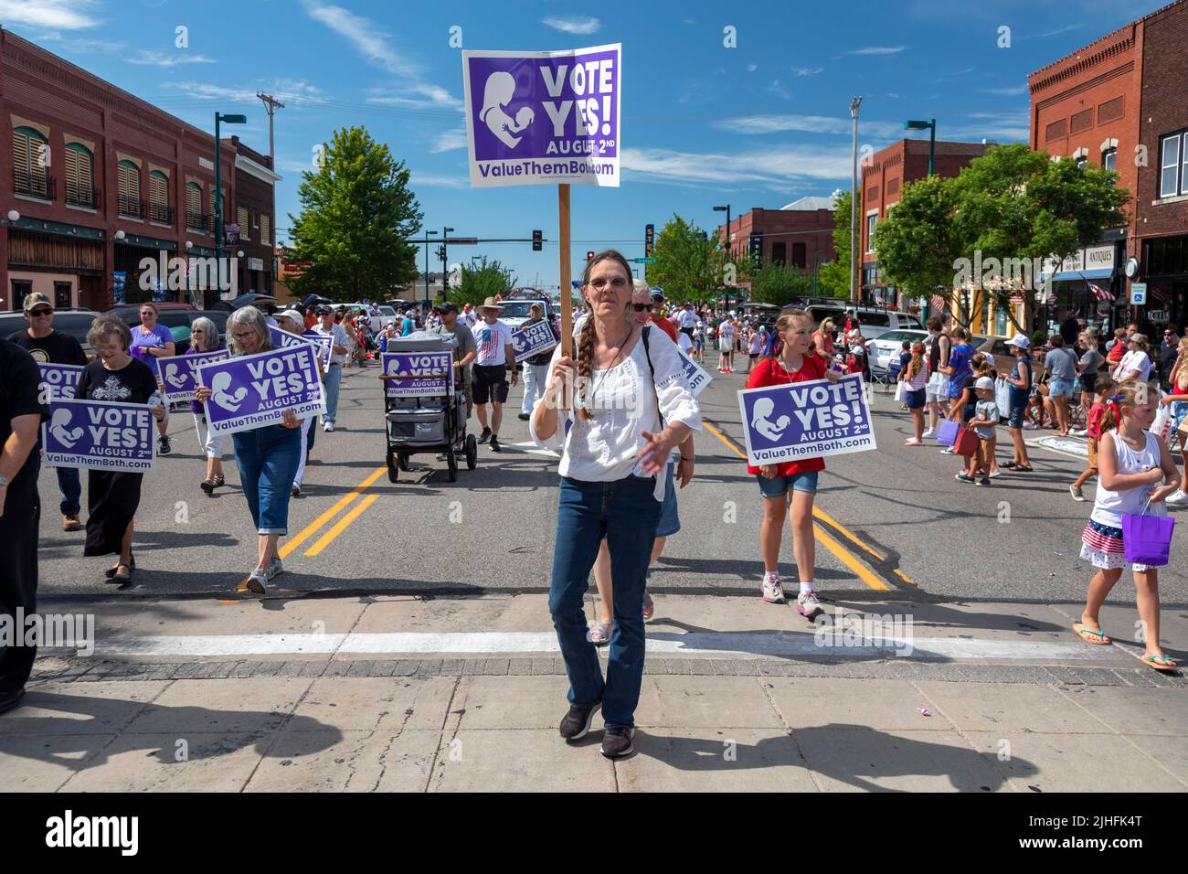 Hutchinson, Kansas - Anti-Abtreibungsaktivisten marschieren in der jährlichen „Patriots Parade“ vom 4. Juli, um die „Value Them Both“-Verfassungsänderung zu fördern Stockfoto