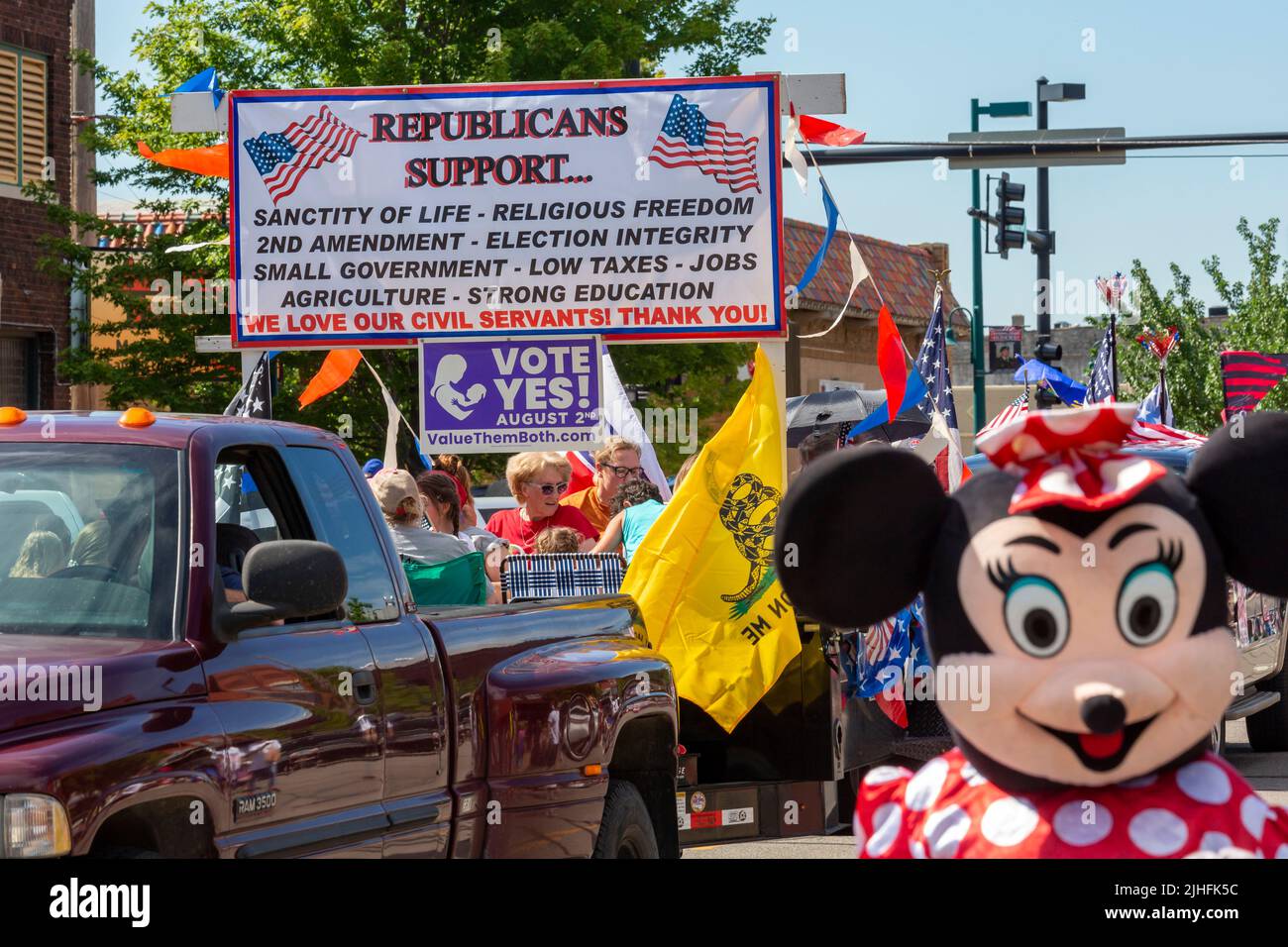 Hutchinson, Kansas – die Republikaner werben bei der jährlichen „Patriots Parade“ vom 4. Juli für die „Value Them Both“-Verfassungsänderung, über die in der abgestimmt wird Stockfoto