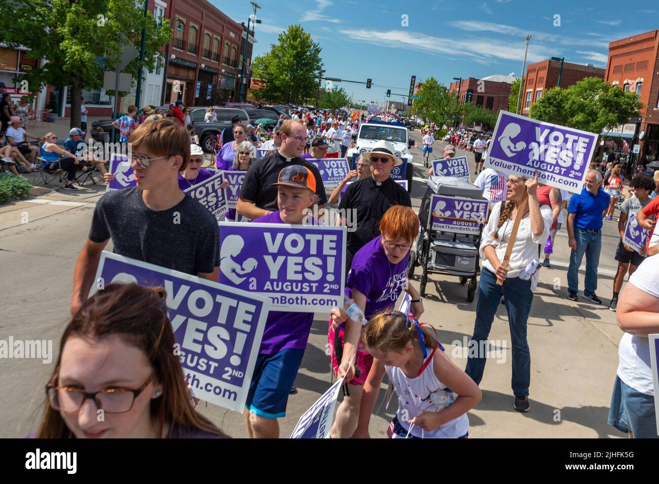 Hutchinson, Kansas - Religiöse Führer schließen sich Anti-Abtreibungsaktivisten an, die am 4. Juli die jährliche „Patriots Parade“ durchführen, um die „Value Them Both“-Kampagne zu fördern Stockfoto