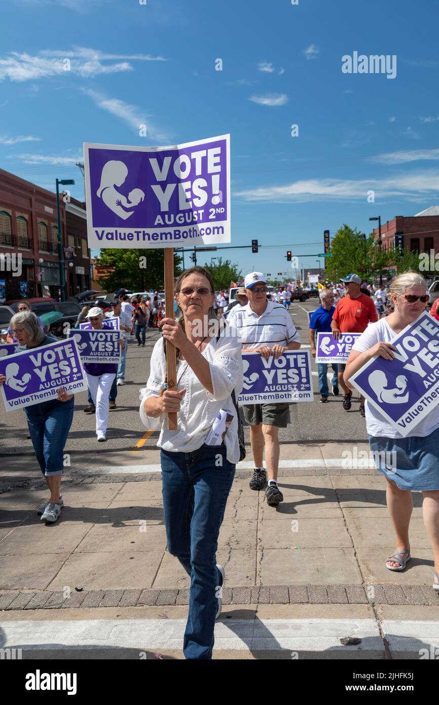Hutchinson, Kansas - Anti-Abtreibungsaktivisten marschieren in der jährlichen „Patriots Parade“ vom 4. Juli, um die „Value Them Both“-Verfassungsänderung zu fördern Stockfoto