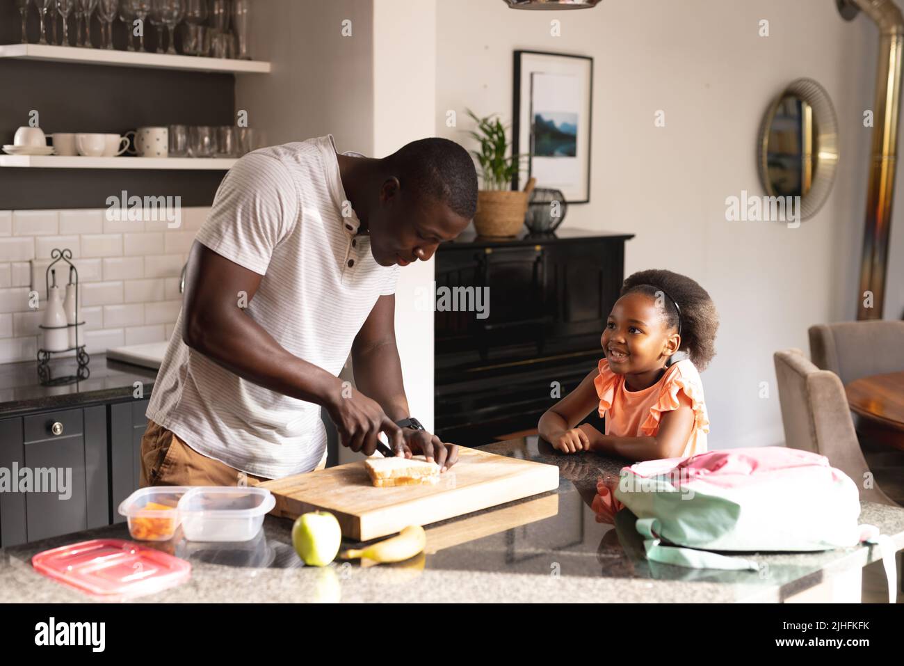 Glücklicher afroamerikanischer Vater und Tochter, die Essen zubereiten Stockfoto