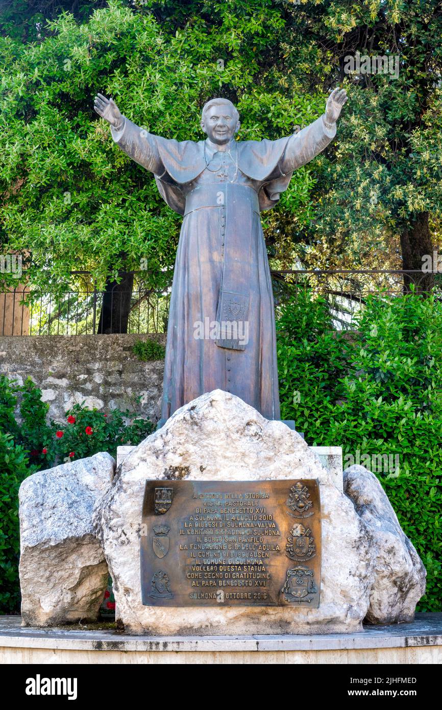 Statue des emeritierten Papstes Joseph Ratzinger in der Nähe der Kathedrale von San Panfilo, Sulmona, Italien Stockfoto