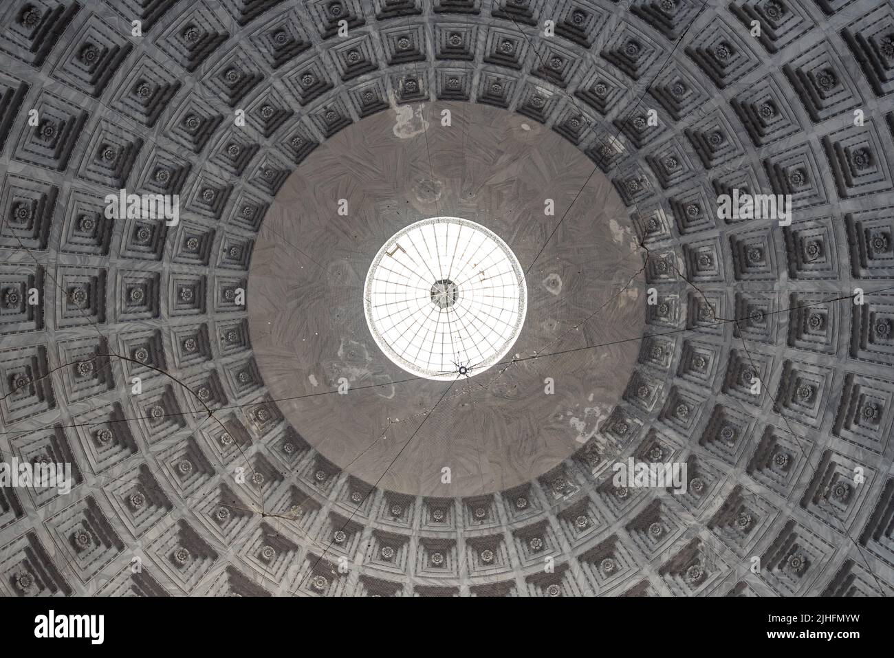 Blick auf die Deckenkuppel der katholischen Kathedrale in Neapel-Italien Stockfoto