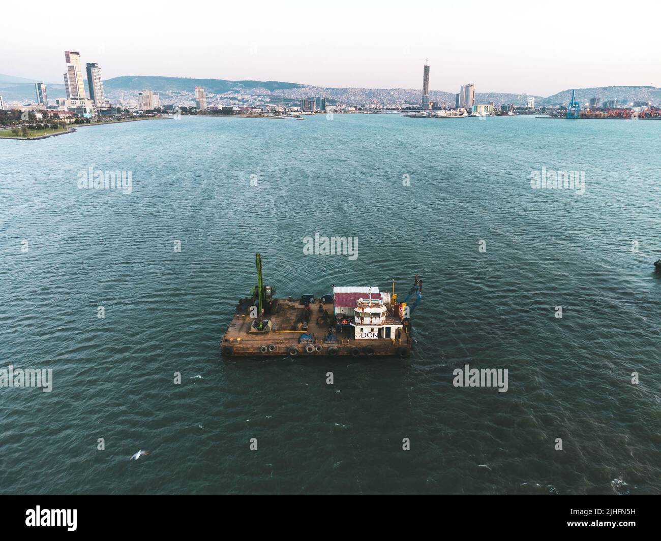 Izmir, Türkei - Aprıl 14, 2022: Luftaufnahme der Meeresreinigungsmaschine von der Bucht von Izmir Stockfoto
