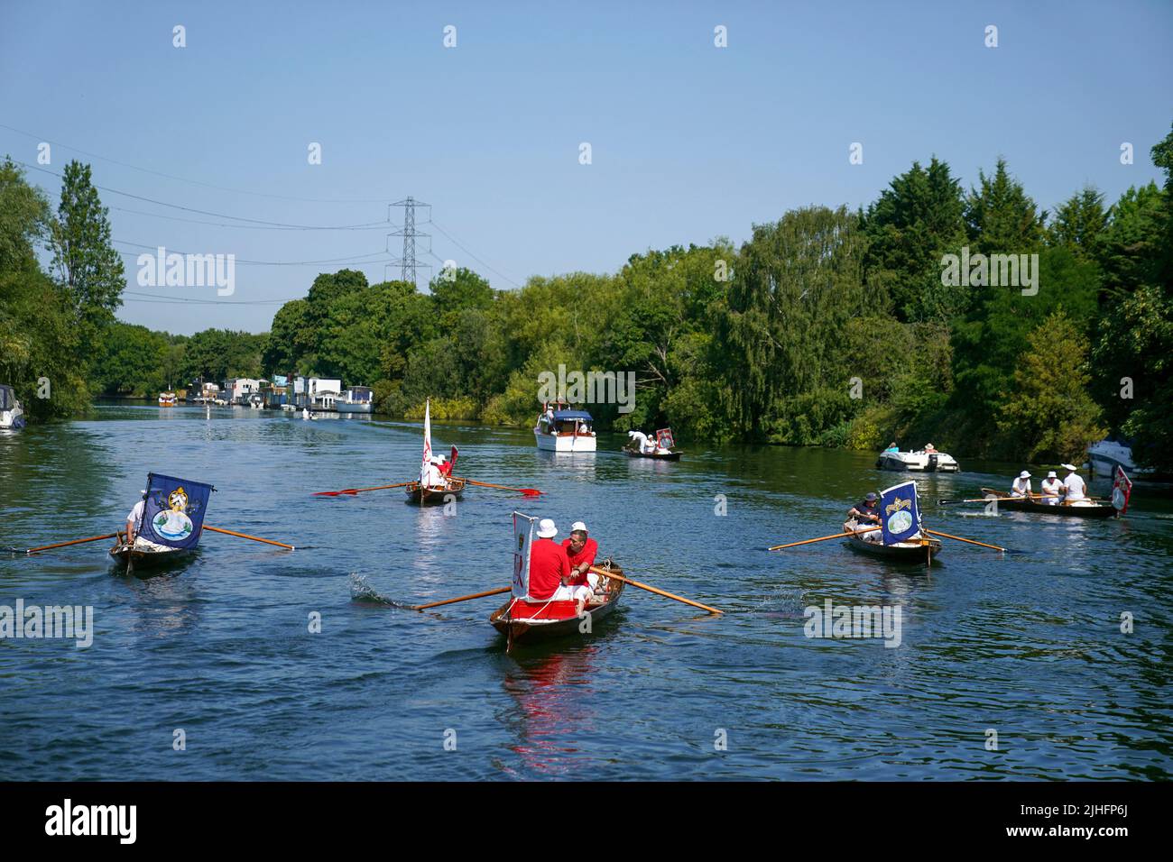 Swan Uppers Rudern in der Nähe von Sunbury Lock Cut in Middlesex, während der alten Tradition des Swan Upings, der jährlichen Zählung der Schwanenpopulation an der Themse. Bilddatum: Montag, 18. Juli 2022. Stockfoto