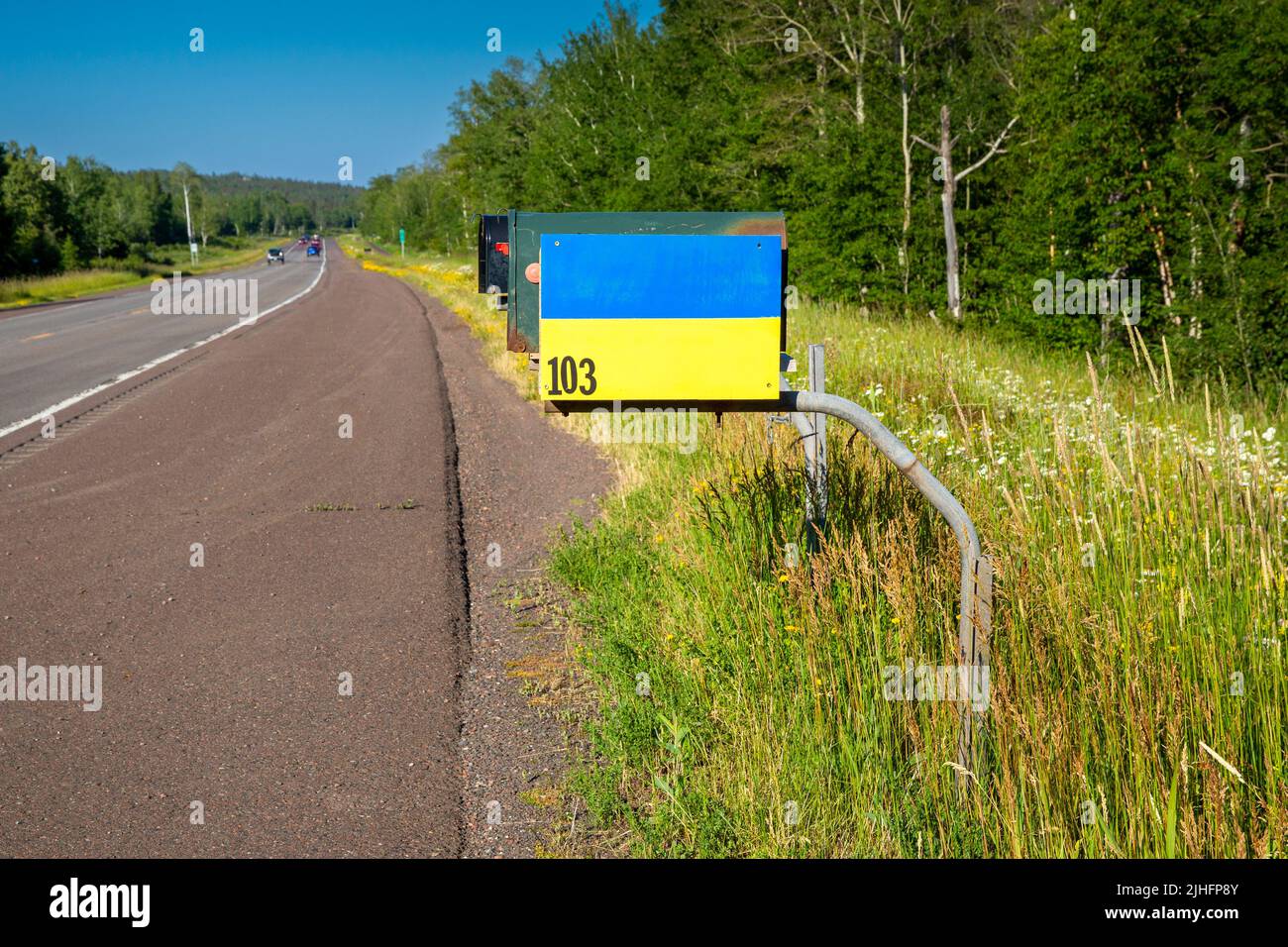 Ukrainische Nationalfarben auf der Seite des ländlichen Briefkastens in Minnesota, die Unterstützung, Solidarität und Verteidigung der Ukraine gegen den Krieg mit Russland zeigen Stockfoto