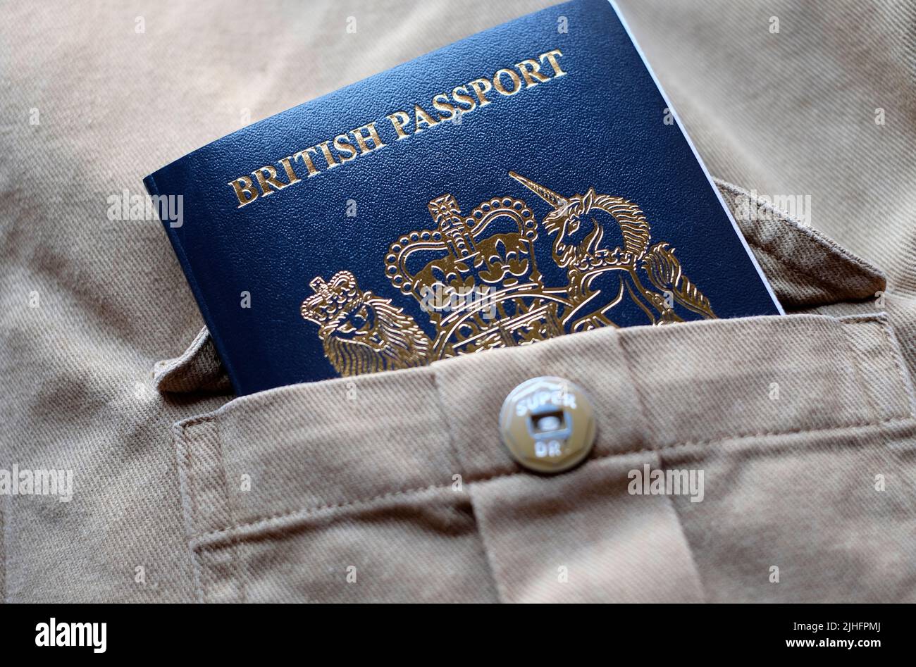 Neuer britischer Reisepass in beiger Hemdtasche Stockfoto