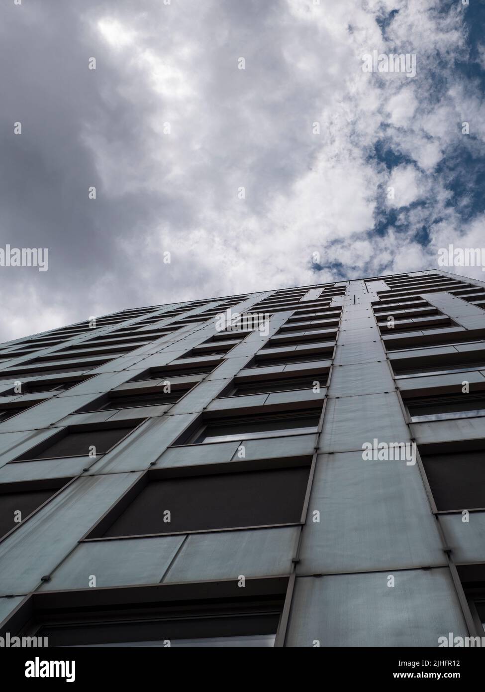 Antwerpen, Belgien, 02. Juli 2022, Fragment eines Wohnhauses mit Sturmwolken Stockfoto