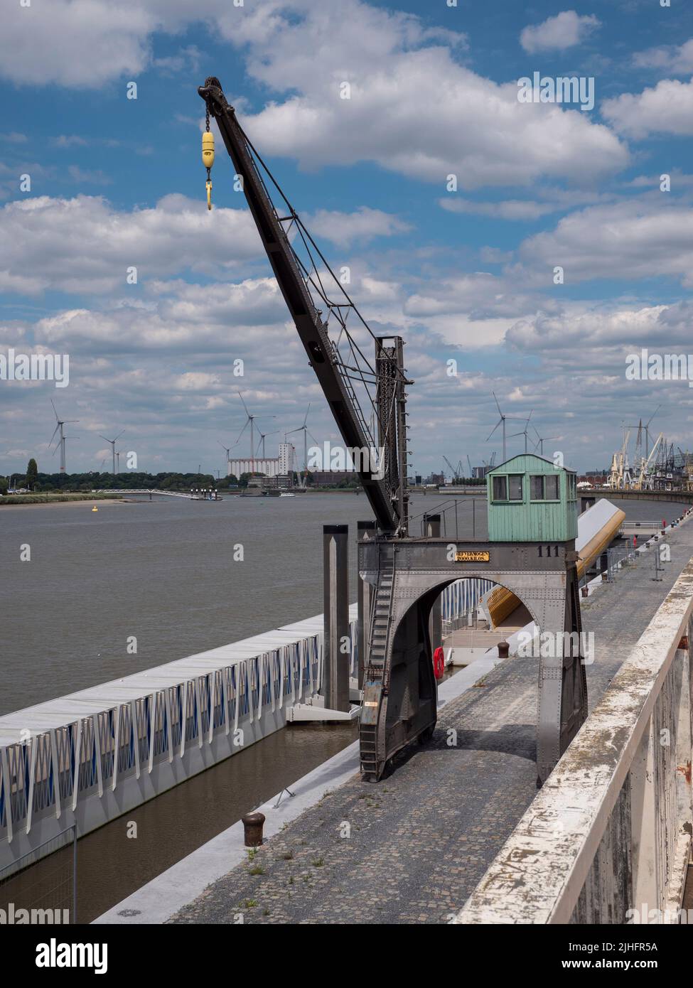 Alter Kran mit einer maximalen Tragfähigkeit von 2000 Kilogramm am Kai von Antwerpen am rechten Ufer Stockfoto