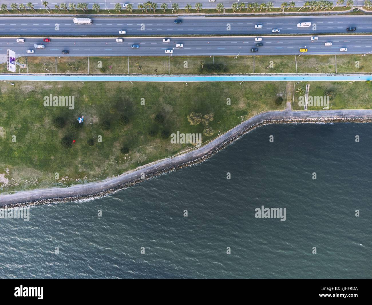 Luftaufnahme der Altinyol Straße, dem Verkehr und dem Meer Izmir Stadt von oben. Stockfoto