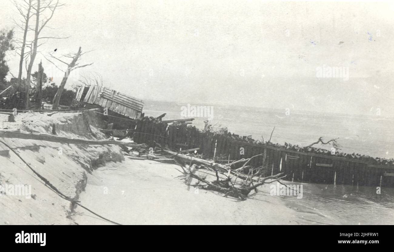 New Jersey - Barnegat. Gebogener Pfahlsteg B, der vom bestehenden nördlichen Ende der westlichen Stützmauer nach Westen auf den geraden Teil blickt. Das Meer hat sich zwischen dem Ufer und dem inneren Ende des Anlegeplatzes durchtrennt und eine alte Baracke ist in den Raum gefallen. Stockfoto