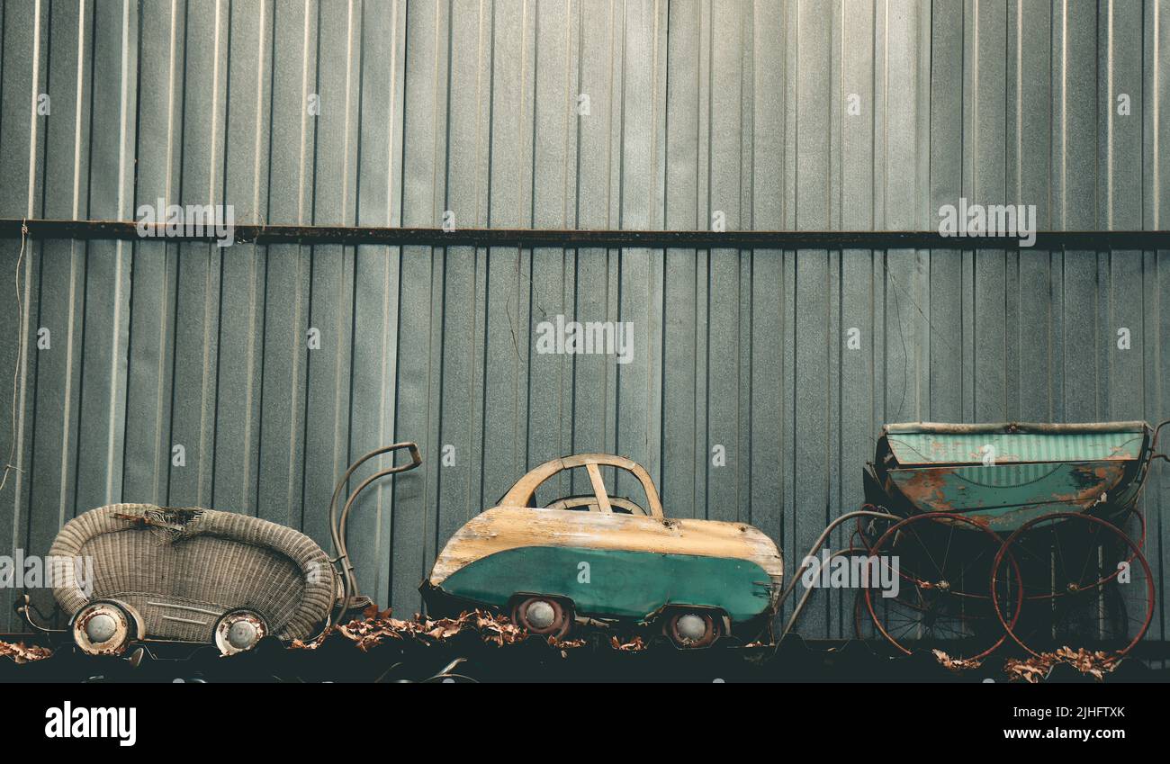 Sammlung sehr alter abgenutzter Kinderwagen Stockfoto