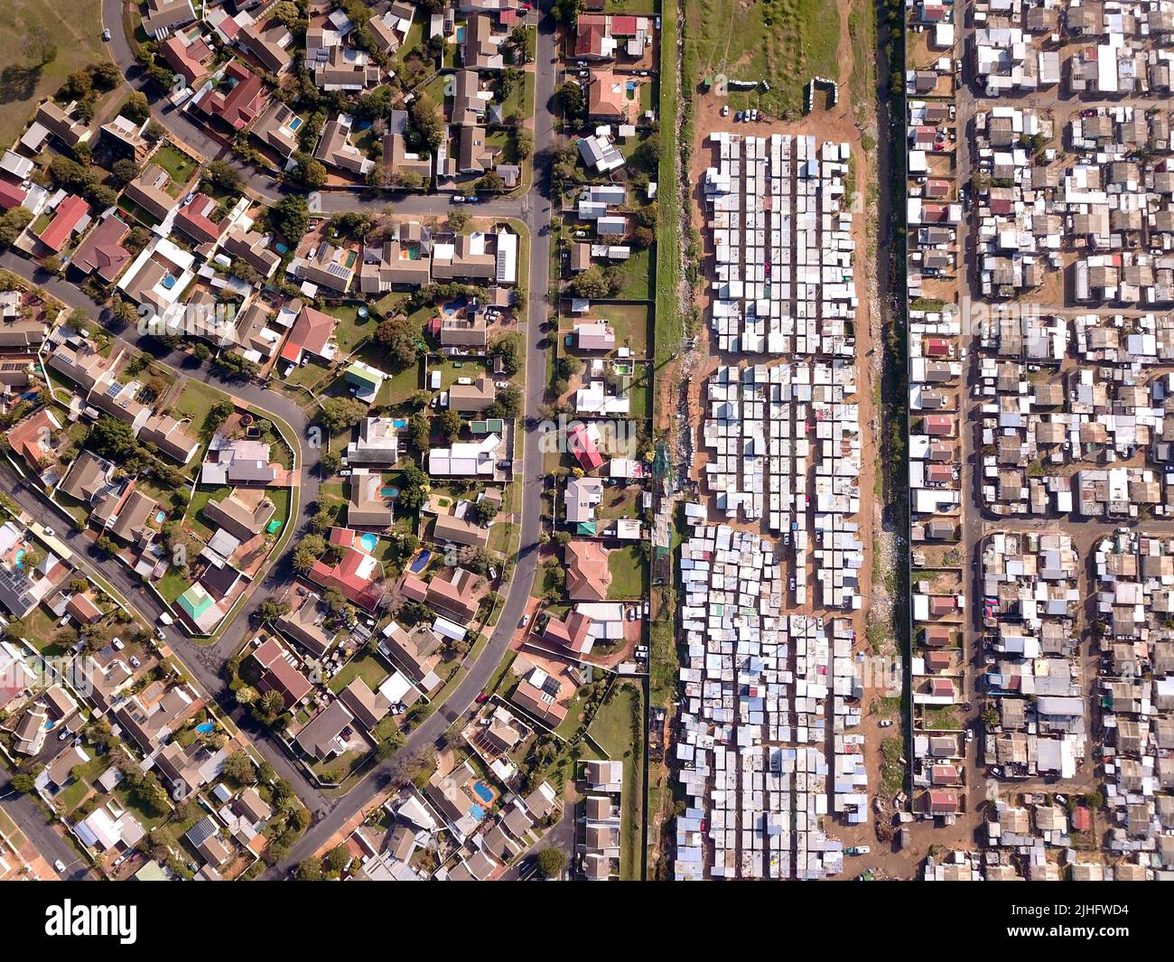 Luftaufnahme über Township und wohlhabenden Vorort in Südafrika Stockfoto