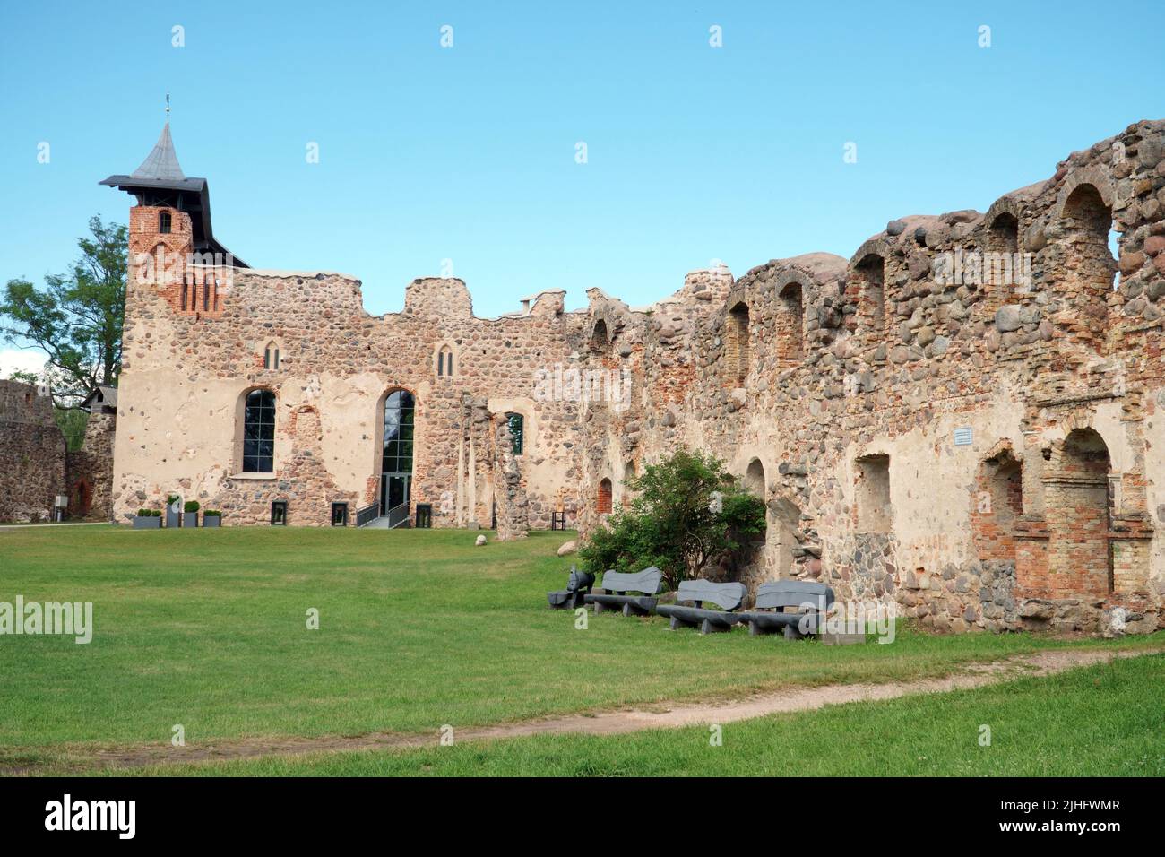 Burgruine Dobele in Lettland. Die mittelalterlichen Steinmauern mit dem zentralen Gebäude in einem Panoramablick nach Restaurierung und Wiederaufbau. Stockfoto