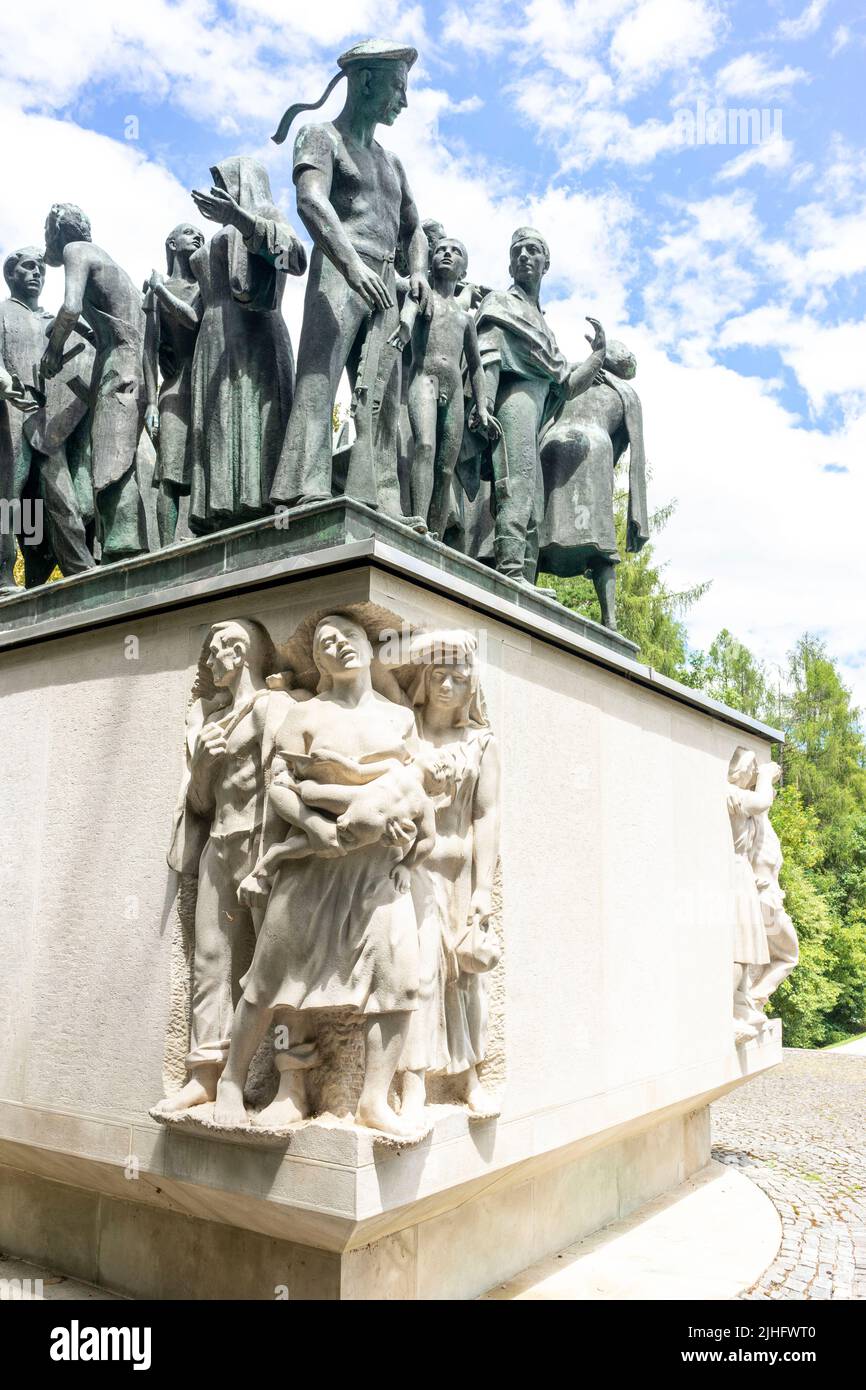 Beeindruckendes Denkmal des zweiten Weltkriegs - die Statue aus Stein und Bronze, die Geiseln, Flüchtlinge, Märtyrer zeigt ... Stockfoto