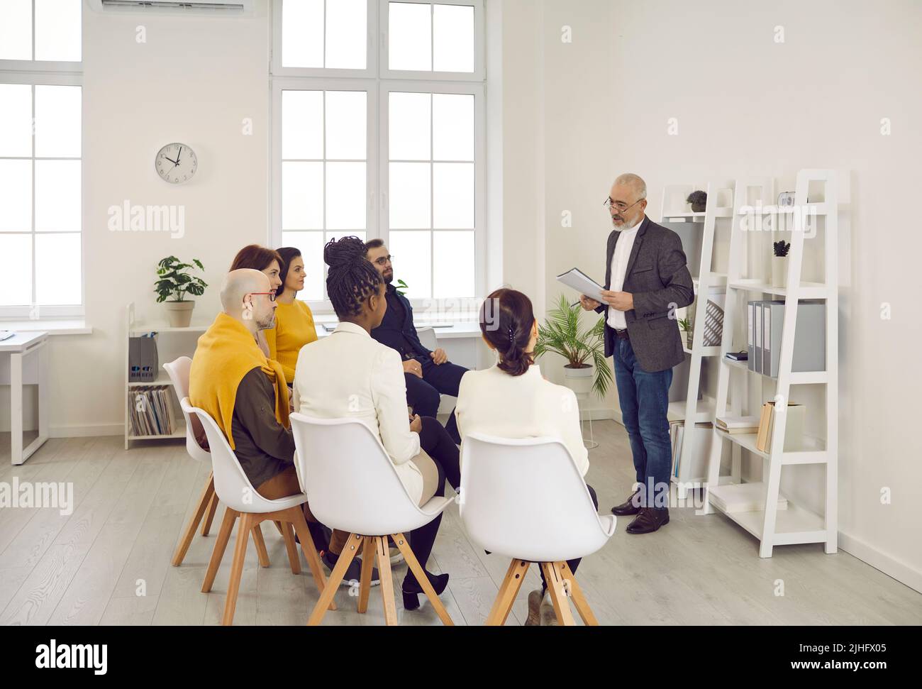 Der Senior Business Manager des Unternehmens weist Untergebene bei der Arbeitssitzung im Büro an. Stockfoto