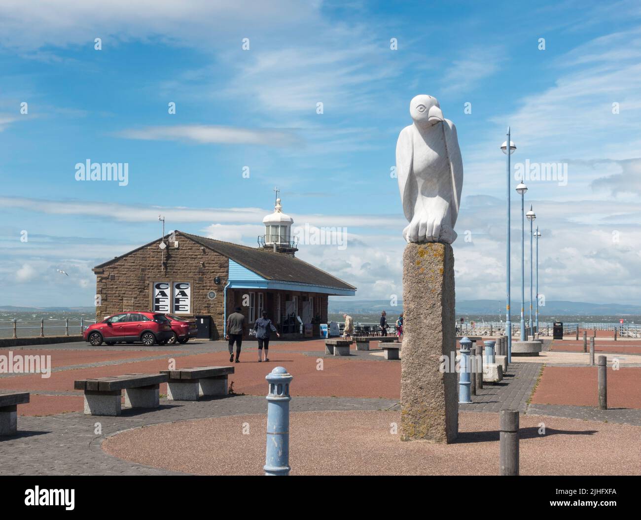 Die mythische Vogelskulptur und das Café Stone Jetty am Pier von Morecambe in Lancaster, England, Großbritannien Stockfoto