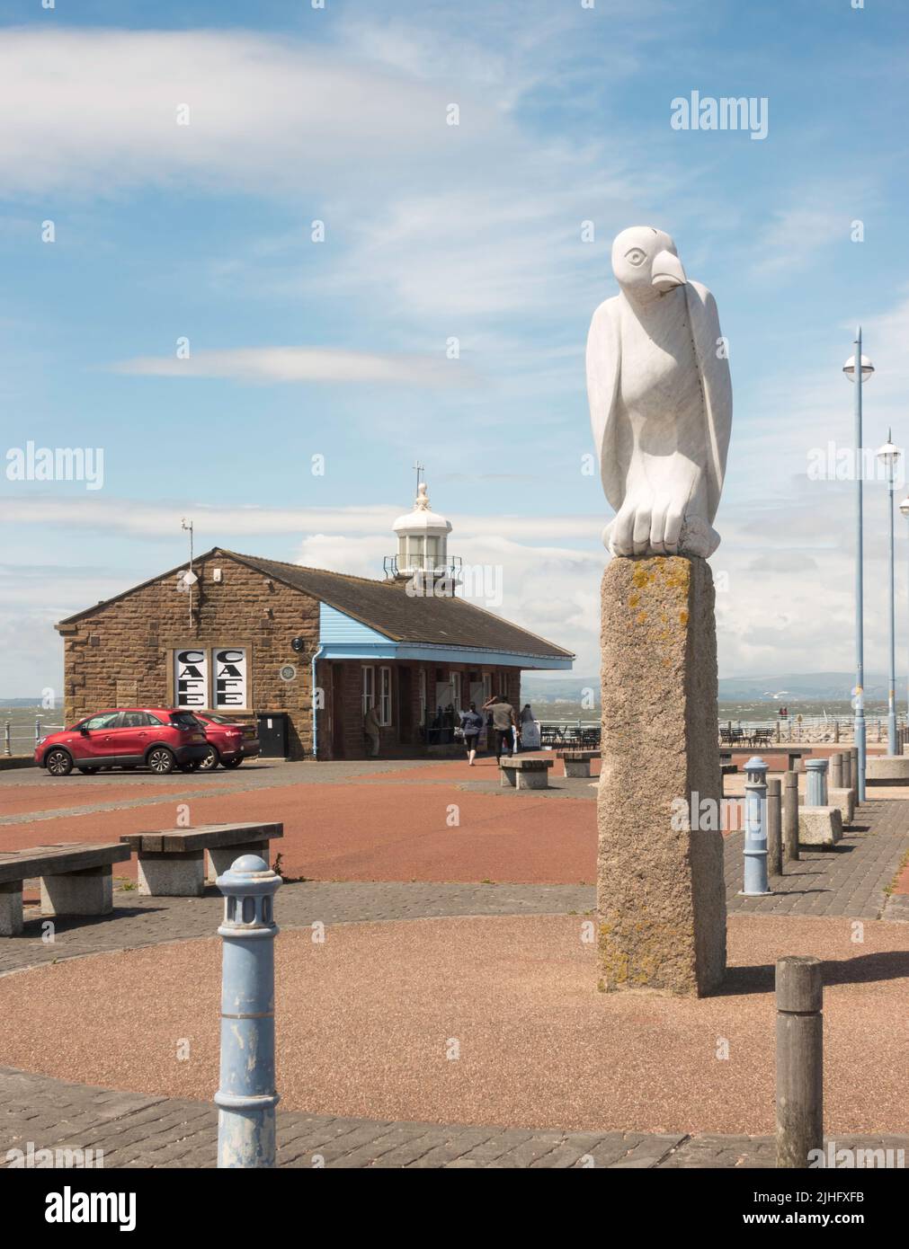 Die mythische Vogelskulptur und das Café Stone Jetty am Pier von Morecambe in Lancaster, England, Großbritannien Stockfoto