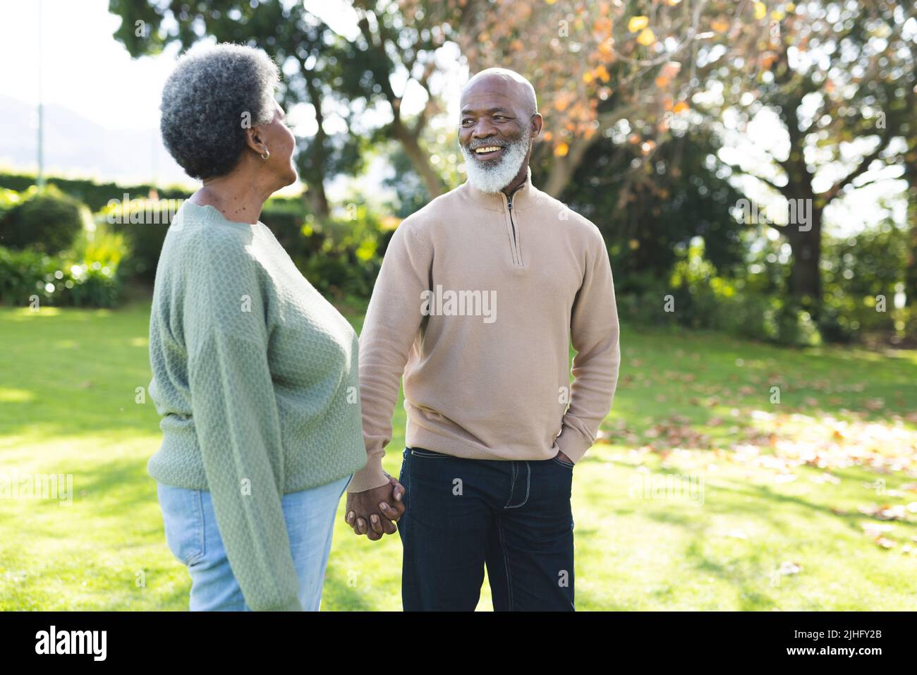 Bild eines glücklichen afroamerikanischen Seniorenpaares im Garten Stockfoto
