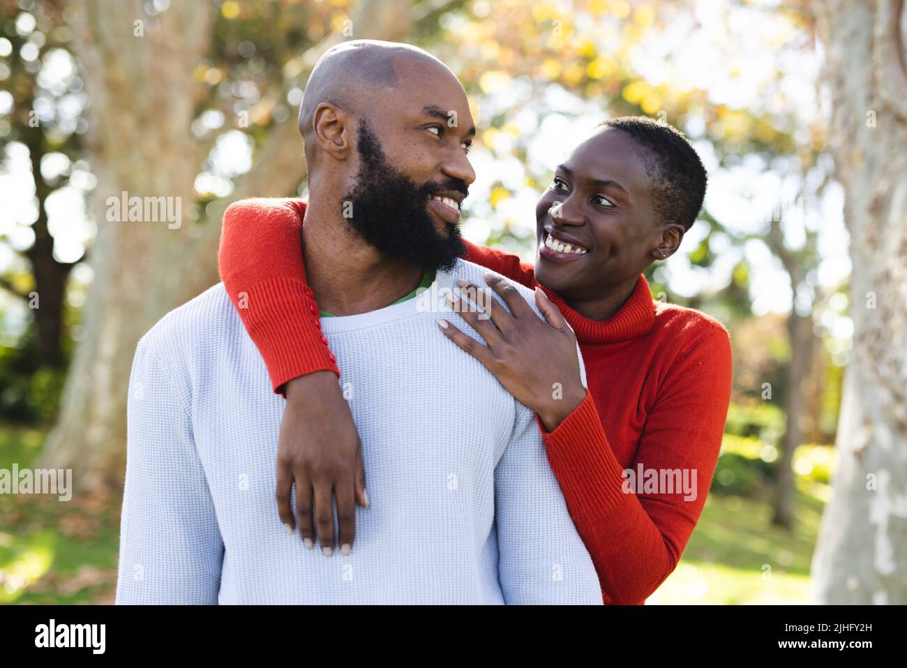 Bild eines glücklichen afroamerikanischen Paares im Garten Stockfoto
