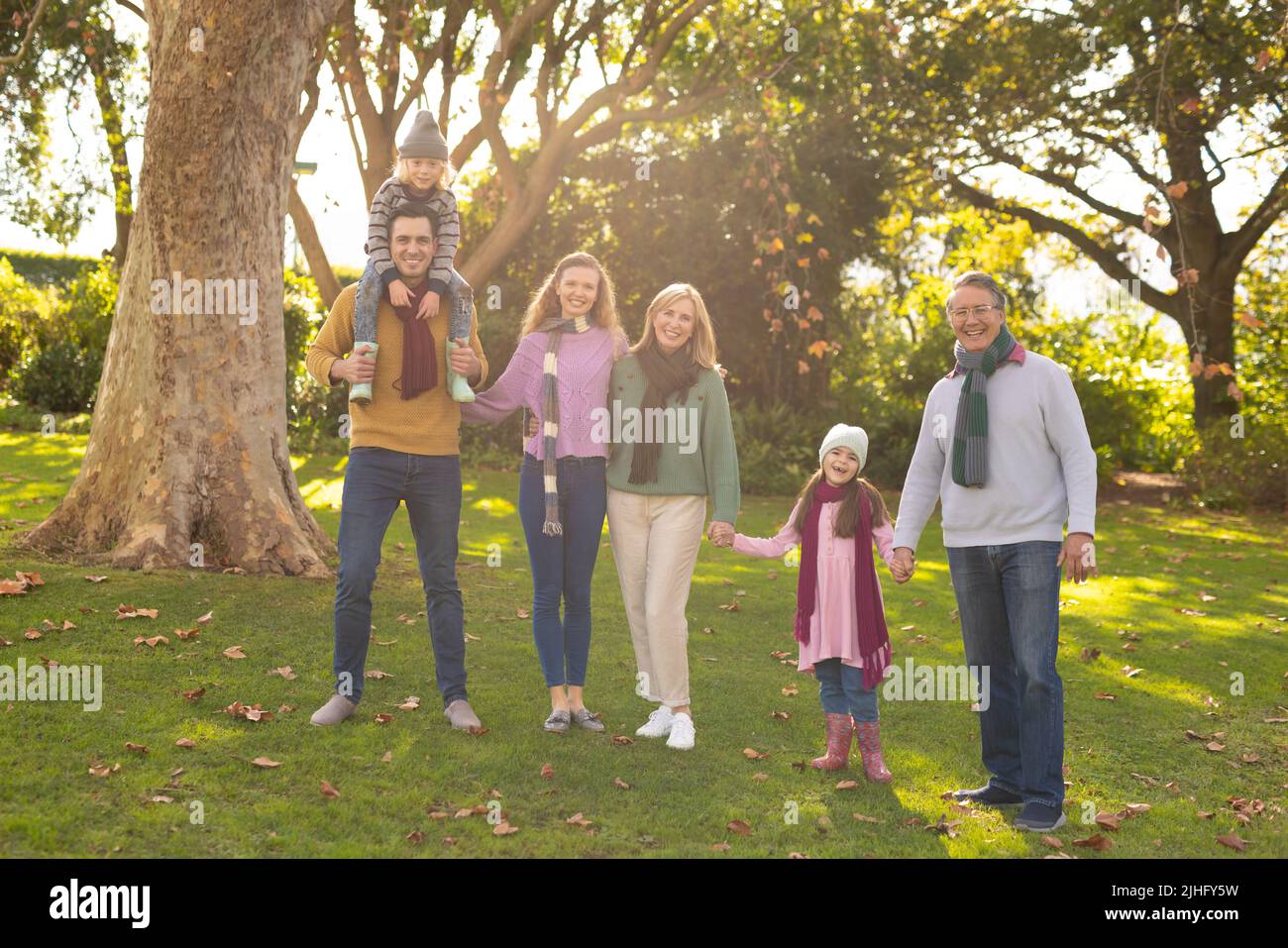 Bild einer glücklichen, mehrgenerationenigen kaukasischen Familie im Herbstgarten Stockfoto
