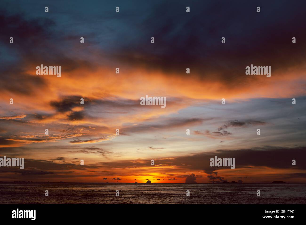 Schöner, farbenfroher Sonnenuntergang über dem Meer. Stockfoto