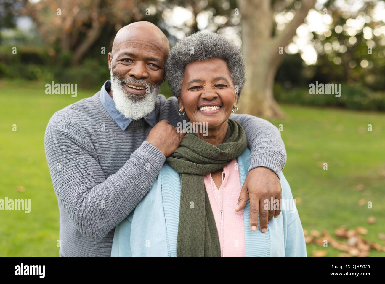 Bild eines glücklichen afroamerikanischen Seniorenpaares, das im Herbst vor der Kamera posiert Stockfoto