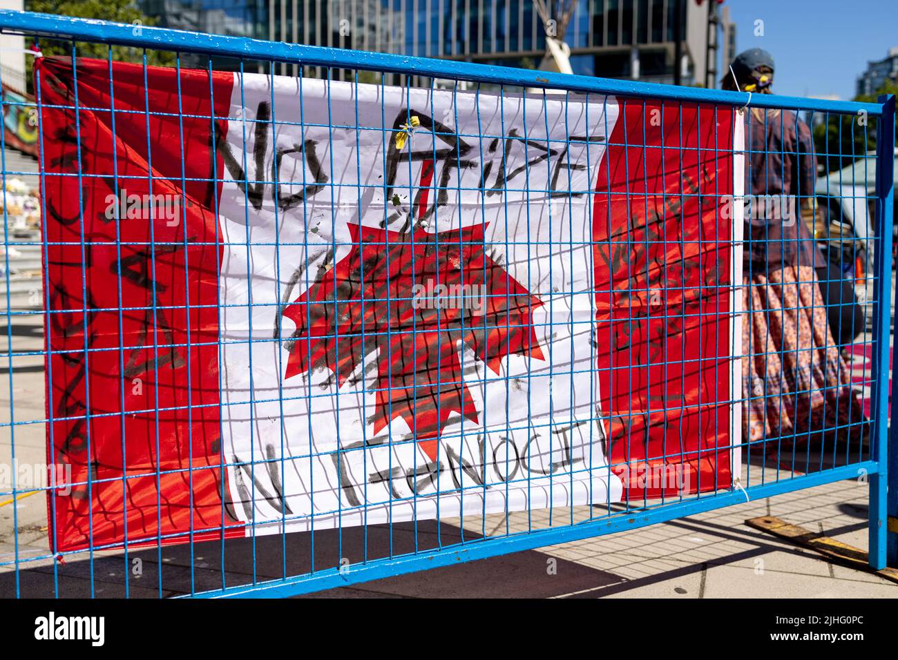 Vancouver, Kanada - 1,2022. Juli: Ansicht des Zeichens No Pride in Genozid als Teil des Protests gegen die Feier des Canada Day vor Vancouver Art Gall Stockfoto