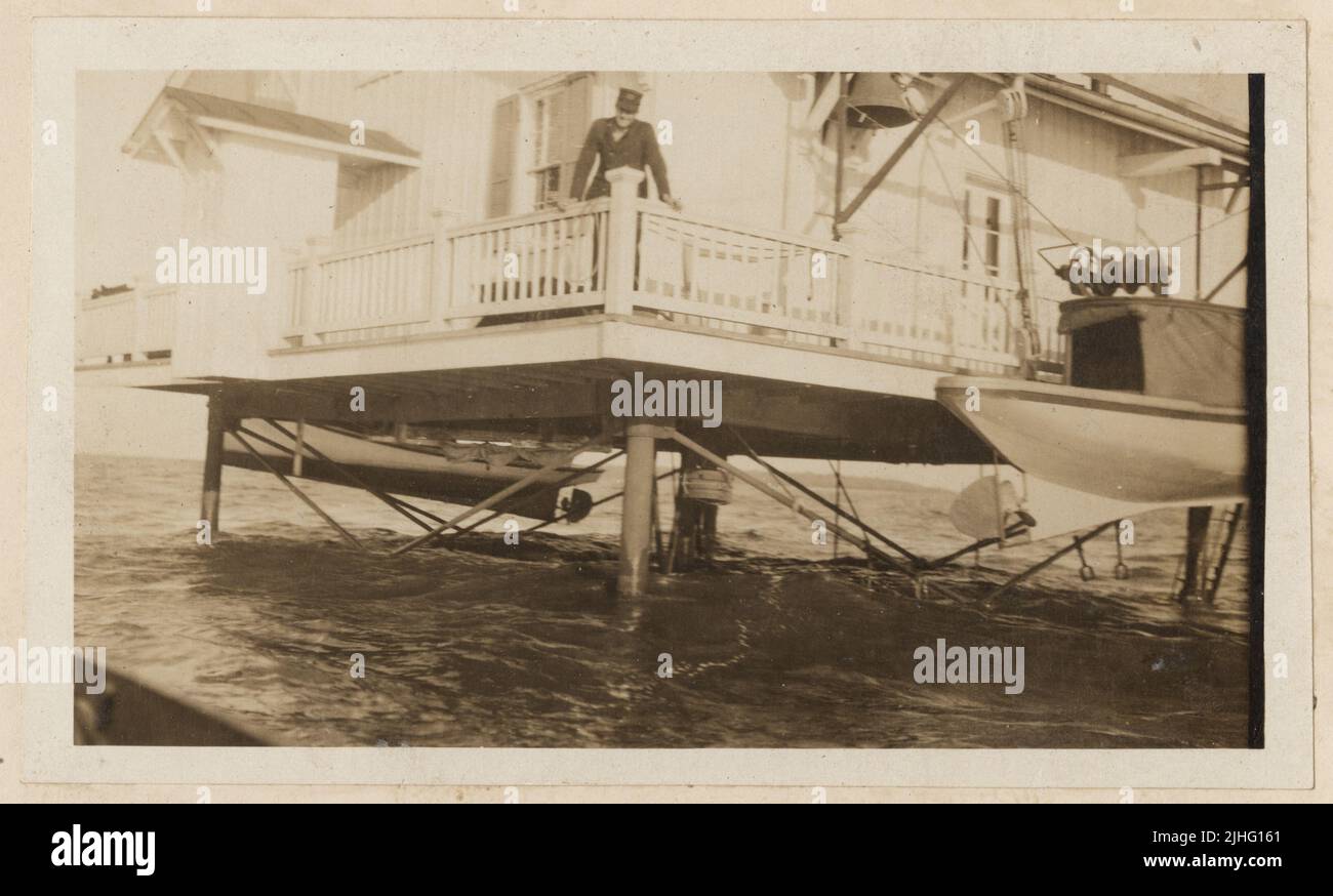 North Carolina - North River. North River Light Station, North Carolina. Diese Struktur wurde von den Stützpfählen zerbrochen, etwa 3' südwestlich bewegt und auf den Boden gefallen. Es ist jetzt etwa 6' niedriger als vor der Pause. Stockfoto