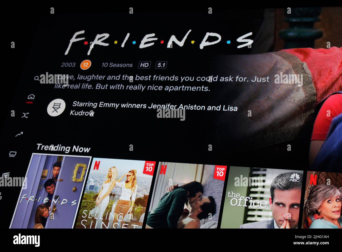 London, Großbritannien - 1. Mai 2022: Netflix-App auf dem fernsehbildschirm mit der Fernsehsendung Friends. Netflix hat vor kurzem Abonnenten verloren, da die Menschen Kosten senken Stockfoto