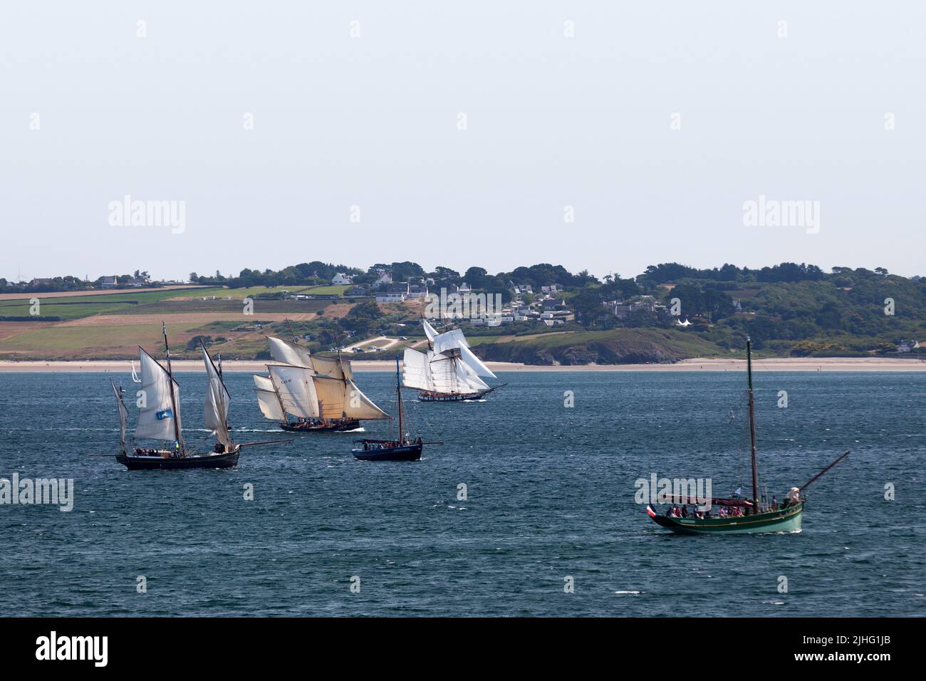 Douarnenez, Frankreich - 17 2022. Juli: Segelboote während des Douarnenez-Seefests, darunter das Cap Sizun, La Recouvrance und La Cancalaise. Stockfoto