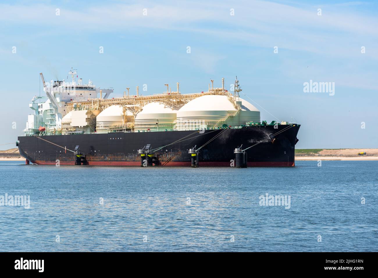Großer LNG-Tanker in einem Hafen an einem sonnigen Sommertag Stockfoto