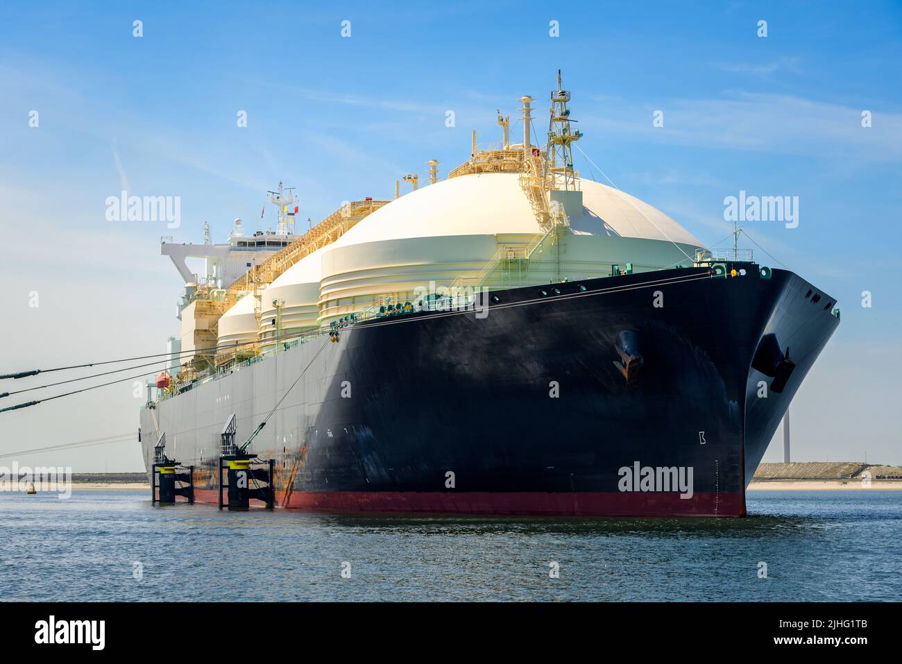 Low-Angle-Ansicht eines großen LNG-Tankers in einem Hafen an einem klaren Sommertag Stockfoto