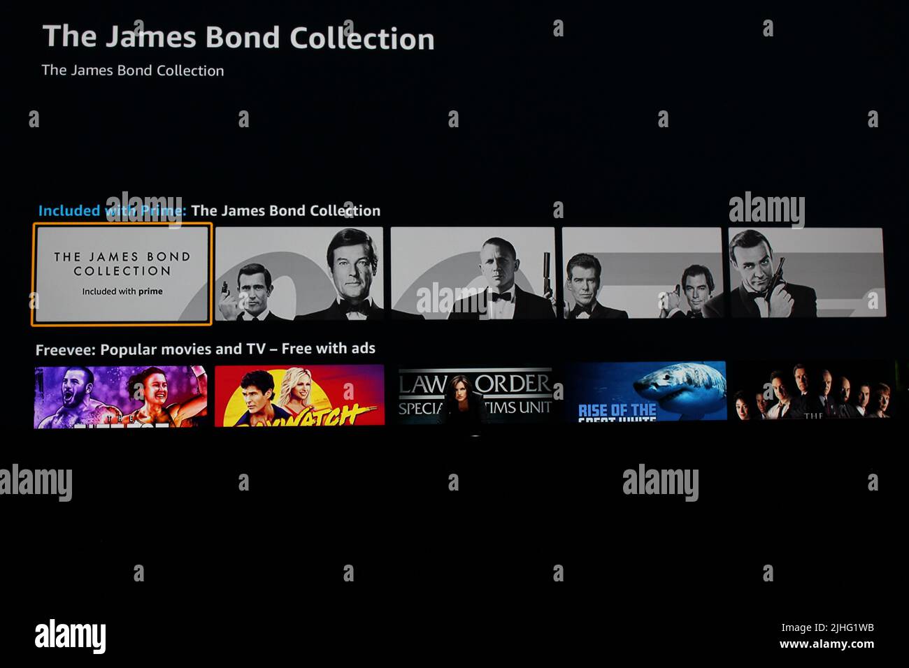 London, Großbritannien - 1. Mai 2022: Prime Video-App auf dem fernsehbildschirm mit der James Bond Collection. Stockfoto