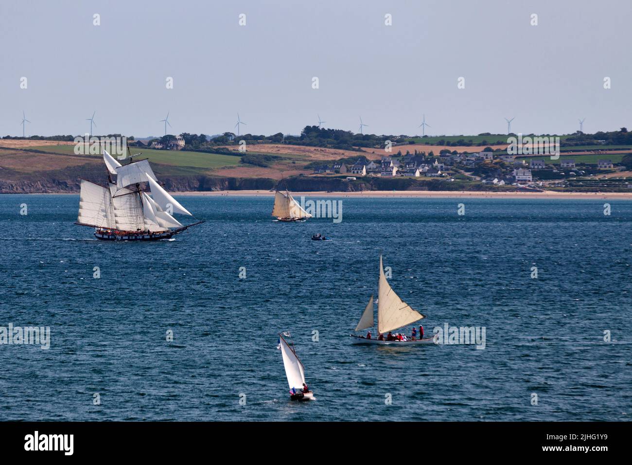 Douarnenez, Frankreich - 17 2022. Juli: La Recouvrance fährt zum Hafen von Rosmeur während des maritimen Festivals von Douarnenez. Stockfoto