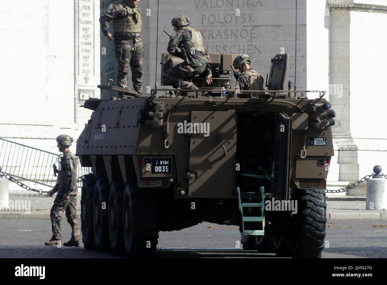 Paris, Frankreich. Juli 14. 2022. Französische Armee in Parade am 14. Juli, dem Tag der Bastille. Militärfahrzeug und Soldaten. Stockfoto