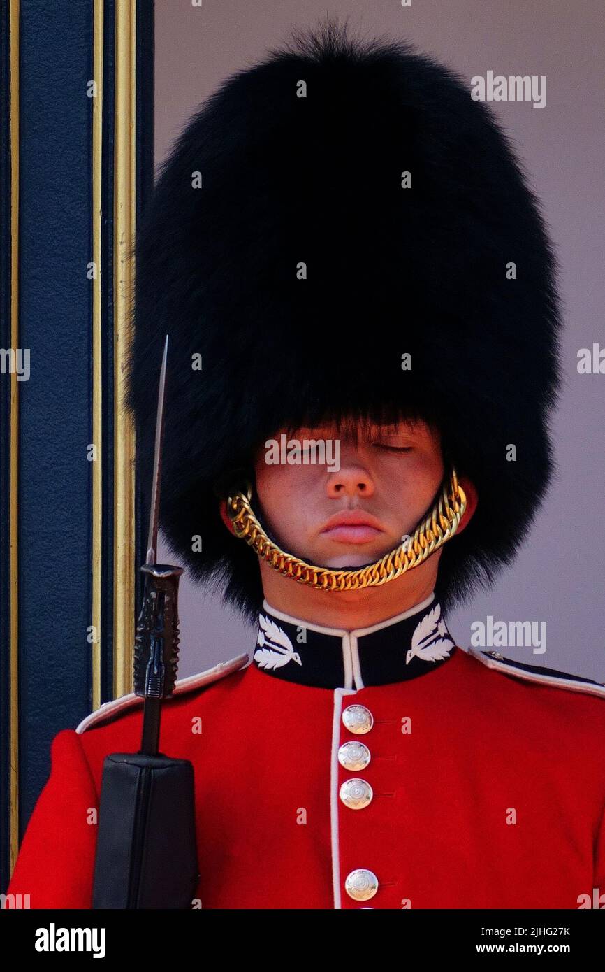 Ein Mitglied der Queen's Guard steht während der ersten roten extremen Hitzewarnung Großbritanniens auf dem Vorplatz des Buckingham Palace in London. Das Vereinigte Königreich ist mit Reiseunterbrechungen, geschlossenen Schulen und Gesundheitswarnungen konfrontiert, da sich das Land in den nächsten zwei Tagen vor extremer Hitze rütteln wird, wobei die Temperaturen in einigen Gebieten am Montag auf das hoch von 30s steigen werden, während am Dienstag noch heißer erwartet wird. Bilddatum: Montag, 18. Juli 2022. Stockfoto