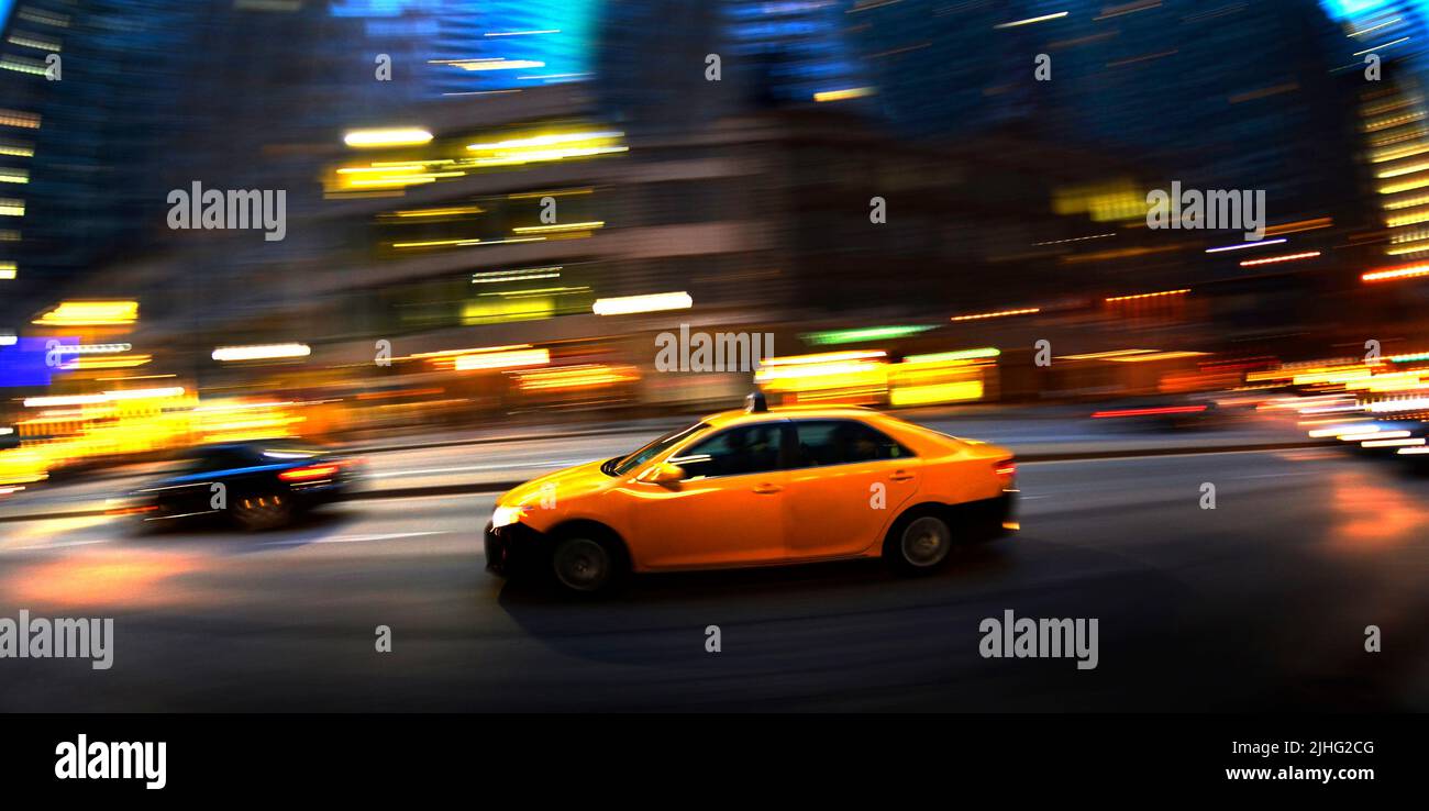 Taxi in der Nacht in einer geschäftigen Stadt Chicago auf Straße fahren schnellen Transport Stockfoto