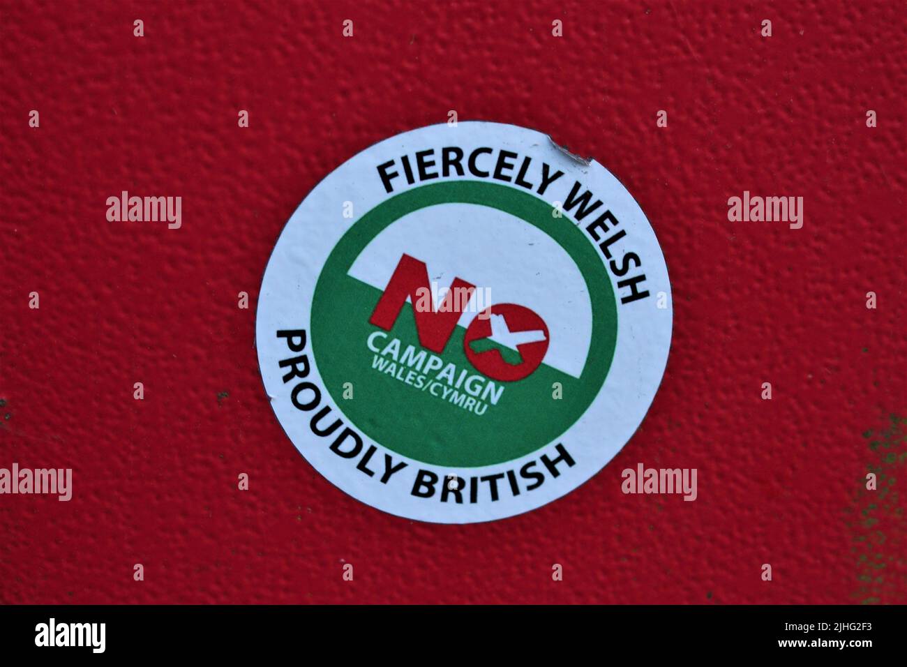 Swansea, Wales - 3. Mai 2022: Ein walisischer Sticker ohne Kampagne mit der Aufschrift „heftig walisisch, stolz britisch“ darauf Stockfoto