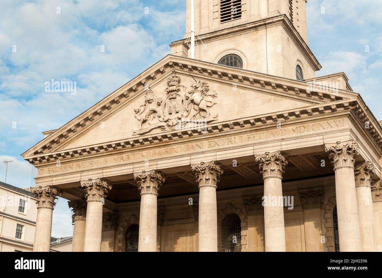 Blick auf die Kirche St. Martin in den Feldern auf dem Trafalgar Square im Zentrum von London, Großbritannien Stockfoto